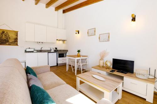 a living room with a couch and a table at St Johns Countryside Getaway in Odiáxere