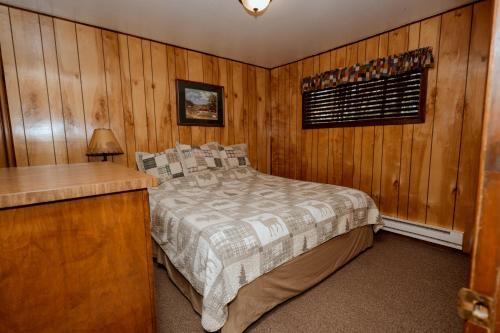 Postel nebo postele na pokoji v ubytování Northwoods Cabins