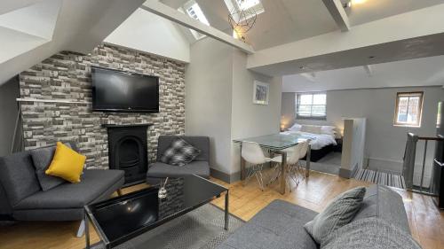 a living room with a fireplace and a tv at EI8HT Brighton Guest Accommodation in Brighton & Hove