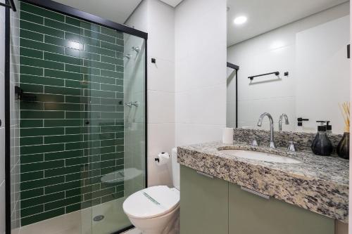 a bathroom with a toilet and a glass shower at By DH: Luxo e conforto em Perdizes, aos poucos minutos do Allianz parque in Sao Paulo