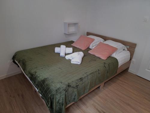 - un lit avec 2 oreillers et des serviettes dans l'établissement Notre Dame 4 - 50m bords de Loire - Hypercentre - Très lumineux, à Orléans