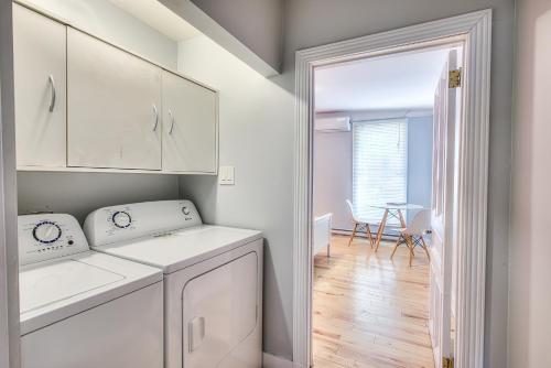 Un lavadero blanco con lavadora y secadora. en Premier destination for Big Groups MTL Vacation and Nightlife, en Montreal
