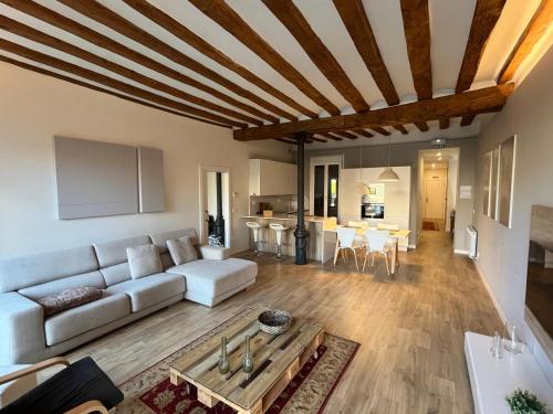 una sala de estar con un sofá y una mesa en En el corazón de Pamplona, en Pamplona