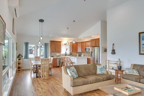 Una sala de estar y una cocina con un sofá y una mesa. en Oceanfront Home with Pool, Gazebo Access in Papaikou, en Papaikou