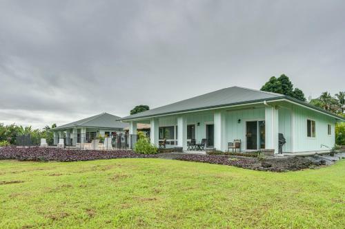 Jardín al aire libre en Oceanfront Home with Pool, Gazebo Access in Papaikou