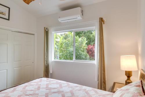 un dormitorio con una cama y una ventana en Oceanfront Home with Pool, Gazebo Access in Papaikou, en Papaikou