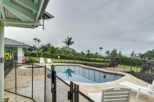 una piscina con sillas y una valla en Oceanfront Home with Pool, Gazebo Access in Papaikou, en Papaikou