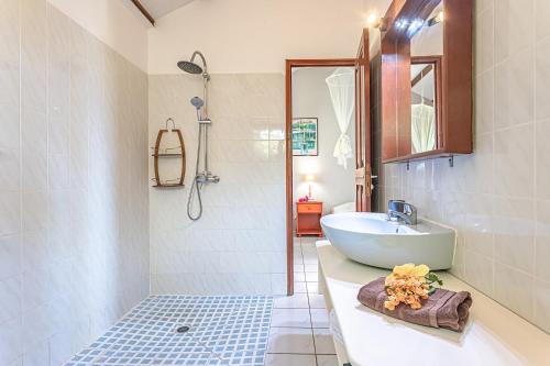 Ένα μπάνιο στο Bungalow confortable à Bouillante, 40 m² avec piscine partagée