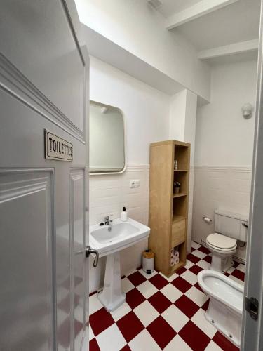 a bathroom with a sink and a toilet at Garrotera arco de Jerez in Zafra