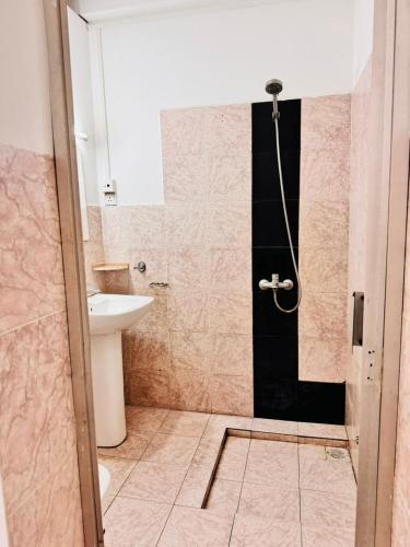 Un baño de Surewo Apartment