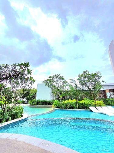 a swimming pool in the middle of a resort at Maya Bay Splash Mania Pool View Cozy Homestay KLIA in Banting
