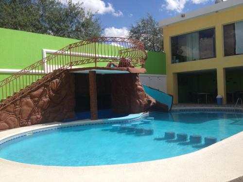 un toboggan au milieu d'une piscine dans l'établissement Hotel Jardin, à Heroica Caborca