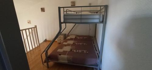 une chambre avec deux lits superposés dans une pièce dans l'établissement Maison L'Olivier ,6 couchages St Cyprien plage 3 étoiles, à Saint Cyprien Plage