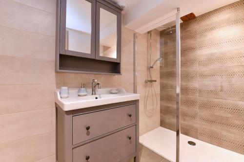 une salle de bain avec un lavabo et une douche dans l'établissement La vie en rose - 6P-3BR, à Colmar