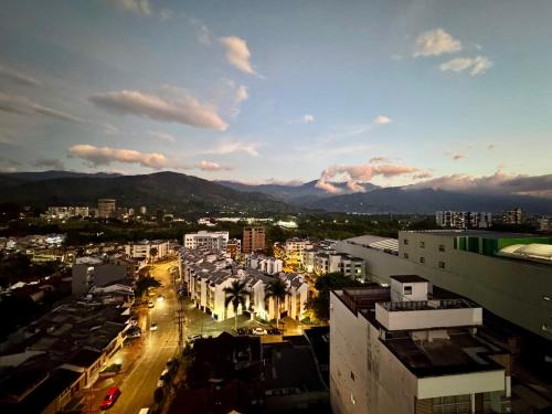 a view of a city with buildings and street lights at Loft Industrial ubicación ideal in Armenia
