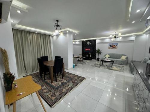 Χώρος καθιστικού στο Cozy Modern Apartment In El-Nozha
