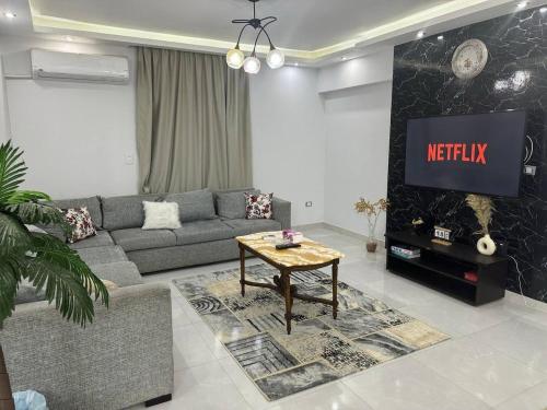 Χώρος καθιστικού στο Cozy Modern Apartment In El-Nozha
