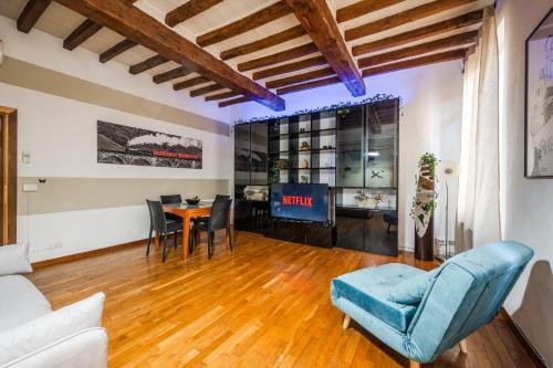 a living room with a couch and a table at Binario 11 - Centro, Stazione, Netflix in Modena