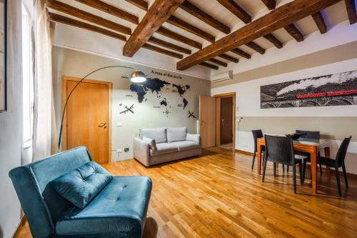 a living room with a couch and a table at Binario 11 - Centro, Stazione, Netflix in Modena