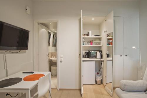 Cozy and modern studio Vouliagmeni Steps to Beach