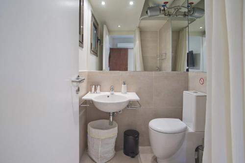 Cozy and modern studio Vouliagmeni Steps to Beach