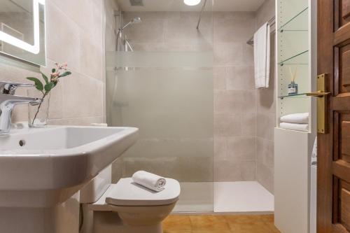 a bathroom with a sink and a toilet and a shower at Apartamento Gisela in L'Escala