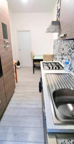 Η κουζίνα ή μικρή κουζίνα στο Dream Apartments Stanza 1 in appartamento condiviso con bagno privato esterno