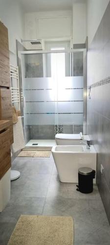 Ένα μπάνιο στο Dream Apartments Stanza 1 in appartamento condiviso con bagno privato esterno