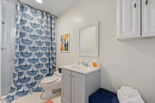 Ένα μπάνιο στο 4BD with Pool & Games - 2 Mins to Port Charlotte