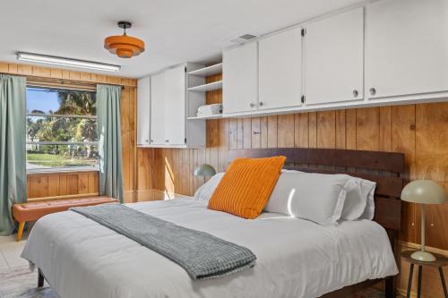 Ένα ή περισσότερα κρεβάτια σε δωμάτιο στο 4BD with Pool & Games - 2 Mins to Port Charlotte