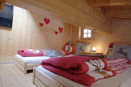 Postel nebo postele na pokoji v ubytování Ferienhaus Stubaiblick