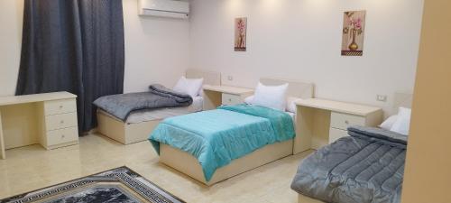 a room with two twin beds and a bedskirts at فندق رويال هوم in Mansoura