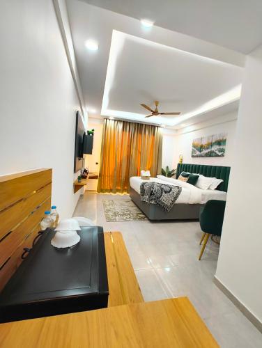 Arth Studios, Omaxe Hazratganj Gomti Nagar Extにあるベッド
