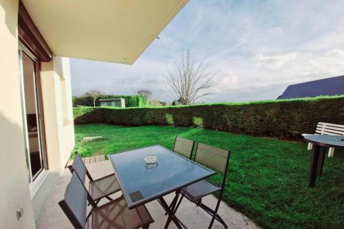 Κήπος έξω από το Family T2 with pool and garden in Touques