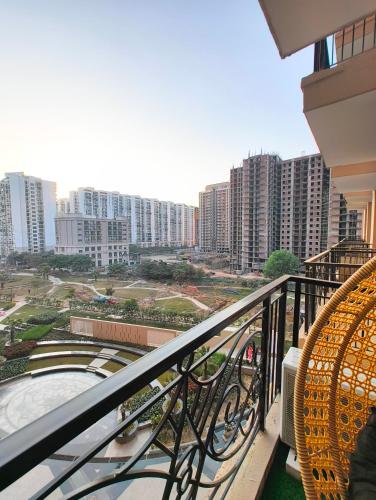 ラクナウにあるArth Studios, Omaxe Hazratganj Gomti Nagar Extの高層ビルのある市街の景色を望むバルコニー