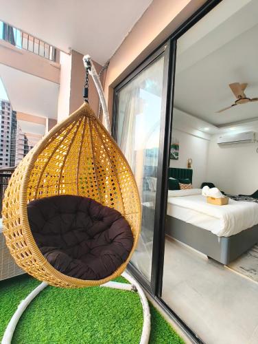 Arth Studios, Omaxe Hazratganj Gomti Nagar Extにあるベッド