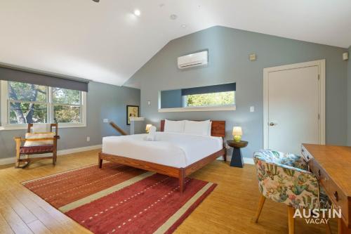 Postel nebo postele na pokoji v ubytování Coveted Tarrytown Studio Apt 1BA w Breakfast Nook Window Desk King Bed