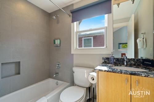 Koupelna v ubytování Coveted Tarrytown Studio Apt 1BA w Breakfast Nook Window Desk King Bed