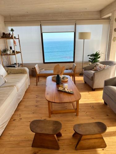 una sala de estar con un sofá y una mesa en Preciosa casa en matanzas, la Vega de pupuya, en Boca Pupuya