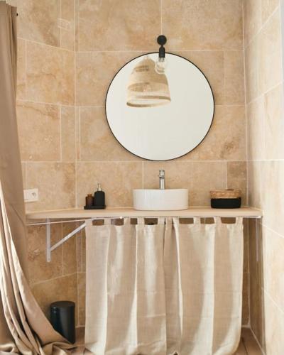 une salle de bain avec un lavabo et un miroir dans l'établissement Cosy duplex au cœur de Bompard climatisé, à Marseille