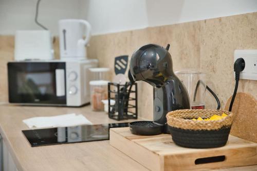 - un comptoir de cuisine avec un mixeur et un bol de nourriture dans l'établissement Cosy duplex au cœur de Bompard climatisé, à Marseille