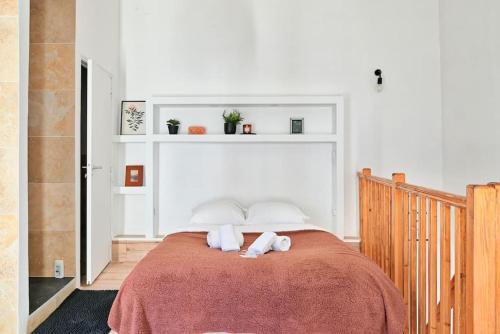 une chambre avec un lit avec deux serviettes dessus dans l'établissement Cosy duplex au cœur de Bompard climatisé, à Marseille