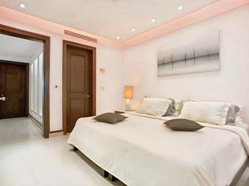 Cama o camas de una habitación en Luxury Duplex -4 pers- 2mn beach&5th Av, Pool, Gym