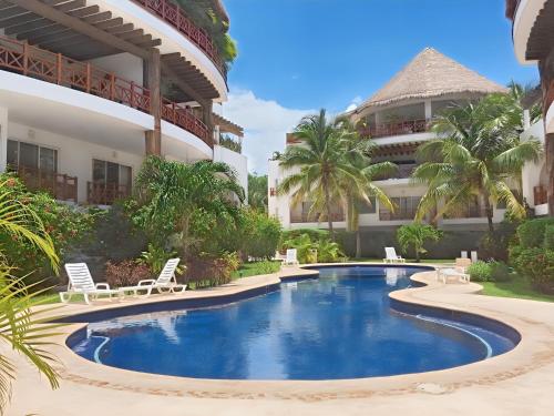una piscina frente a un edificio en Luxury Duplex -4 pers- 2mn beach&5th Av, Pool, Gym, en Playa del Carmen