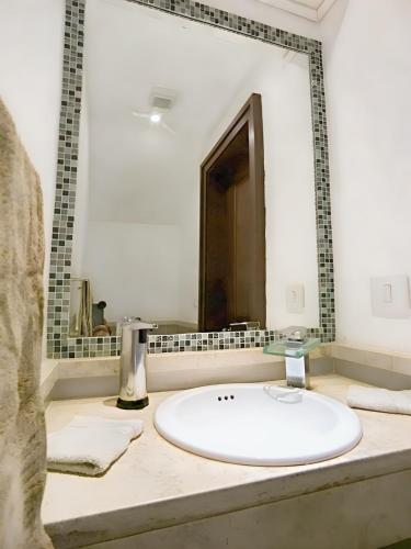 Un baño de Luxury Duplex -4 pers- 2mn beach&5th Av, Pool, Gym