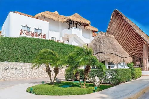 un complejo con palmeras y un edificio en Luxury Duplex -4 pers- 2mn beach&5th Av, Pool, Gym, en Playa del Carmen
