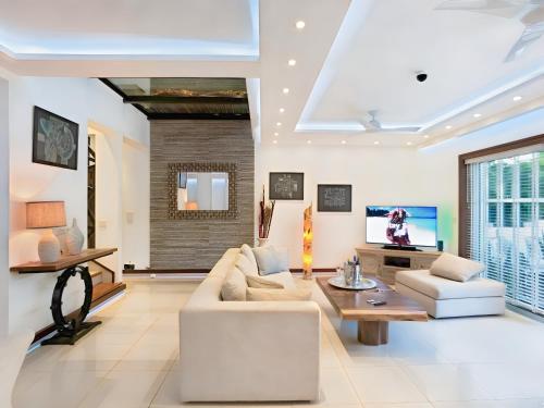 Una televisión o centro de entretenimiento en Luxury Duplex -4 pers- 2mn beach&5th Av, Pool, Gym