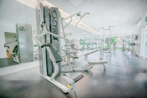 Gimnasio o instalaciones de fitness de Luxury Duplex -4 pers- 2mn beach&5th Av, Pool, Gym