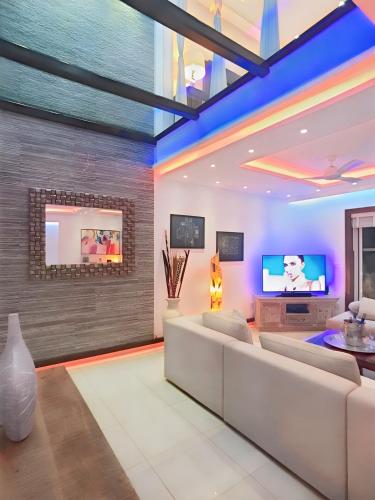 Una televisión o centro de entretenimiento en Luxury Duplex -4 pers- 2mn beach&5th Av, Pool, Gym