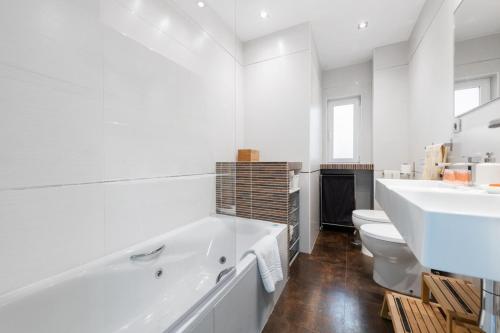 Spacious Refurbished with Parking-3BD 2BT-Retiro
